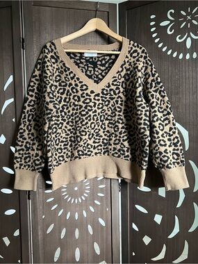 Old Navy Leopard V-Neck Sweater in Camel and Black